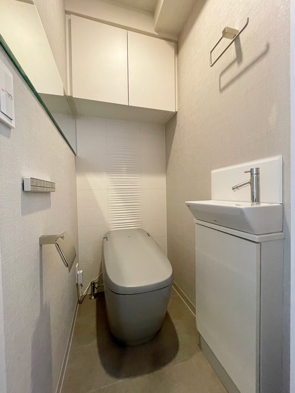 ノーブルグレー色で洗練されたトイレ空間に 港区N様邸 ノーブルグレー色で洗練されたトイレ空間に 港区N様邸